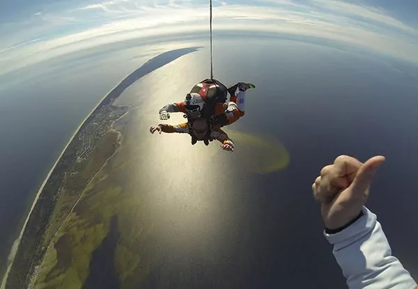 Skok spadochronowy nad morzem Hel
