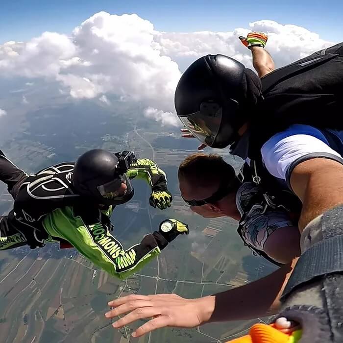 Videofilmowany skok spadochronowy, filmowanie na dwie kamery