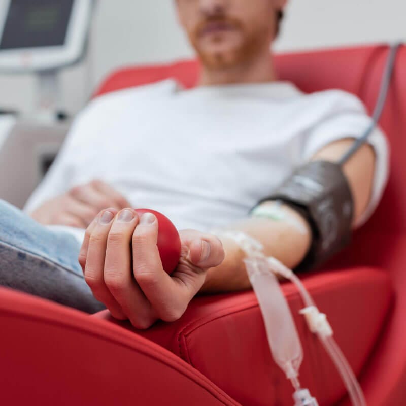 Niesamowity skok spadochronowy dla paczki, trojga znajomych