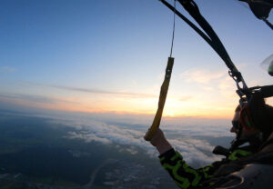 Bezpieczne skoki spadochronowe w tandemie z instruktorem