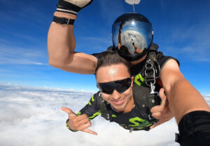 Skok ze spadochronem cena, ile kosztuje