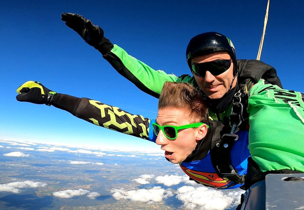 Gdzie najlepiej skoczyć ze spadochronem w Polsce?